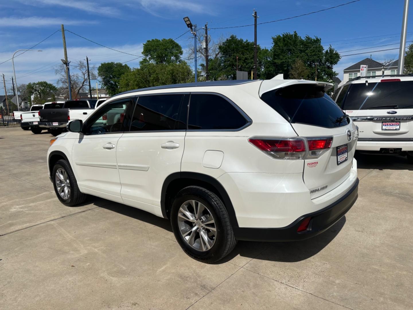 2014 White /Black Toyota Highlander XLE (5TDKKRFH3ES) with an 3.5L engine, Automatic transmission, located at 1501 West 15th St., Houston, 77008, (713) 869-2925, 29.797941, -95.411789 - Photo#3